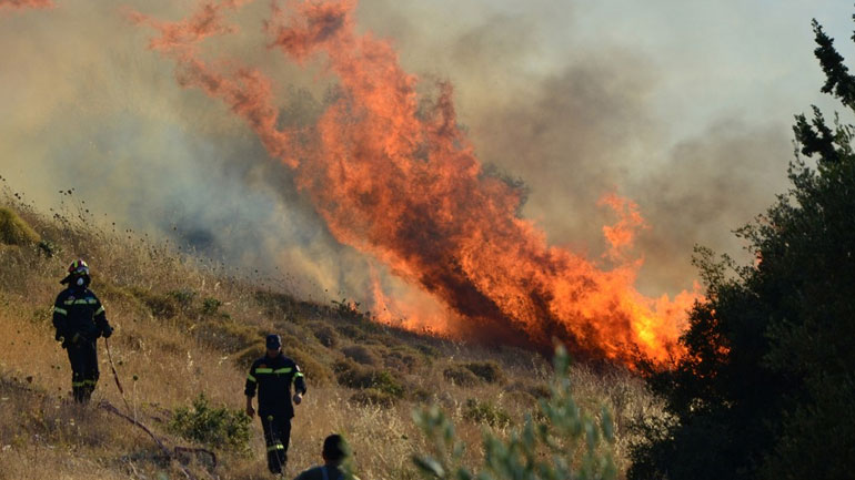 Σε εξέλιξη πυρκαγιά στη Σκύρο